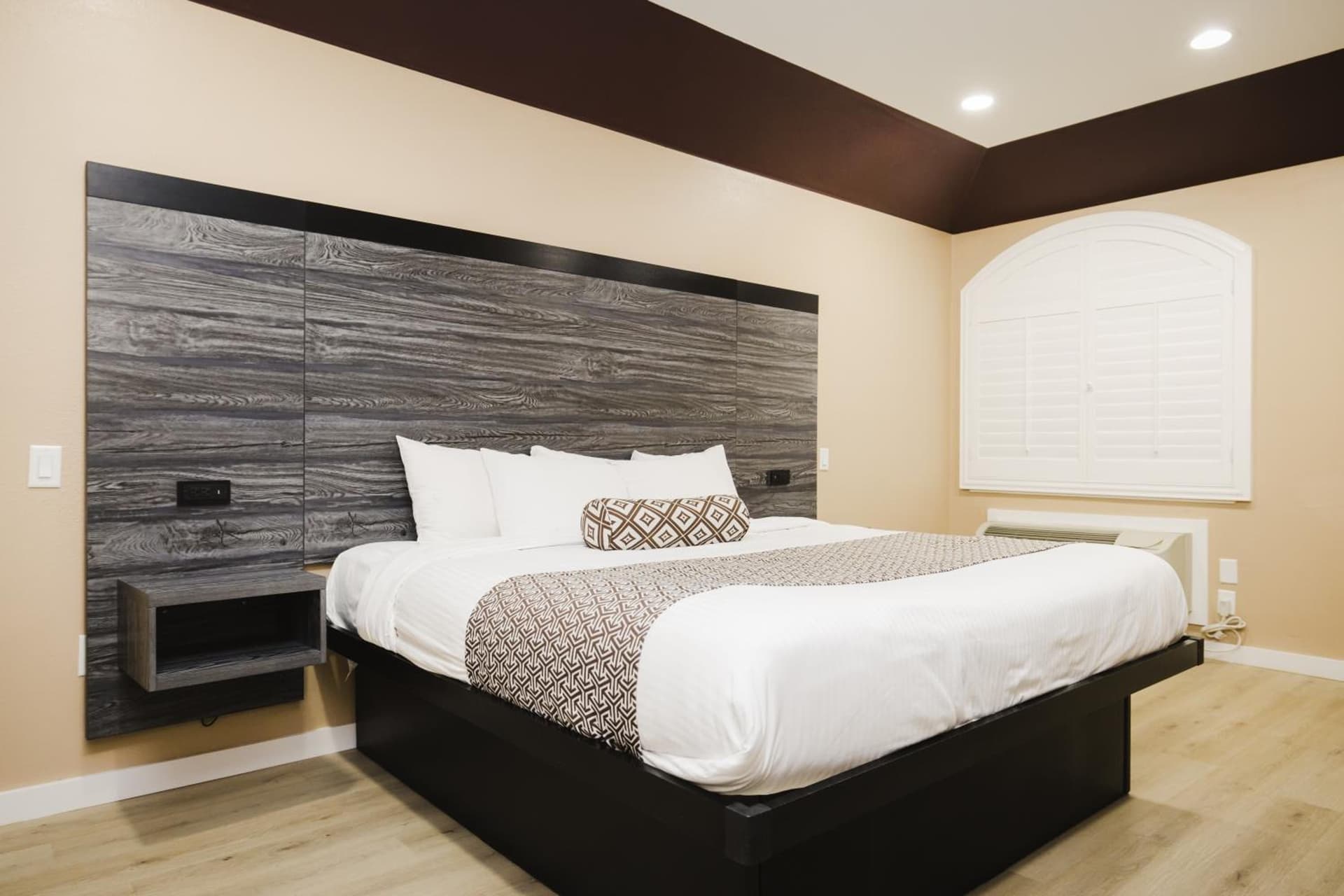 Sapphire Inn & Suites