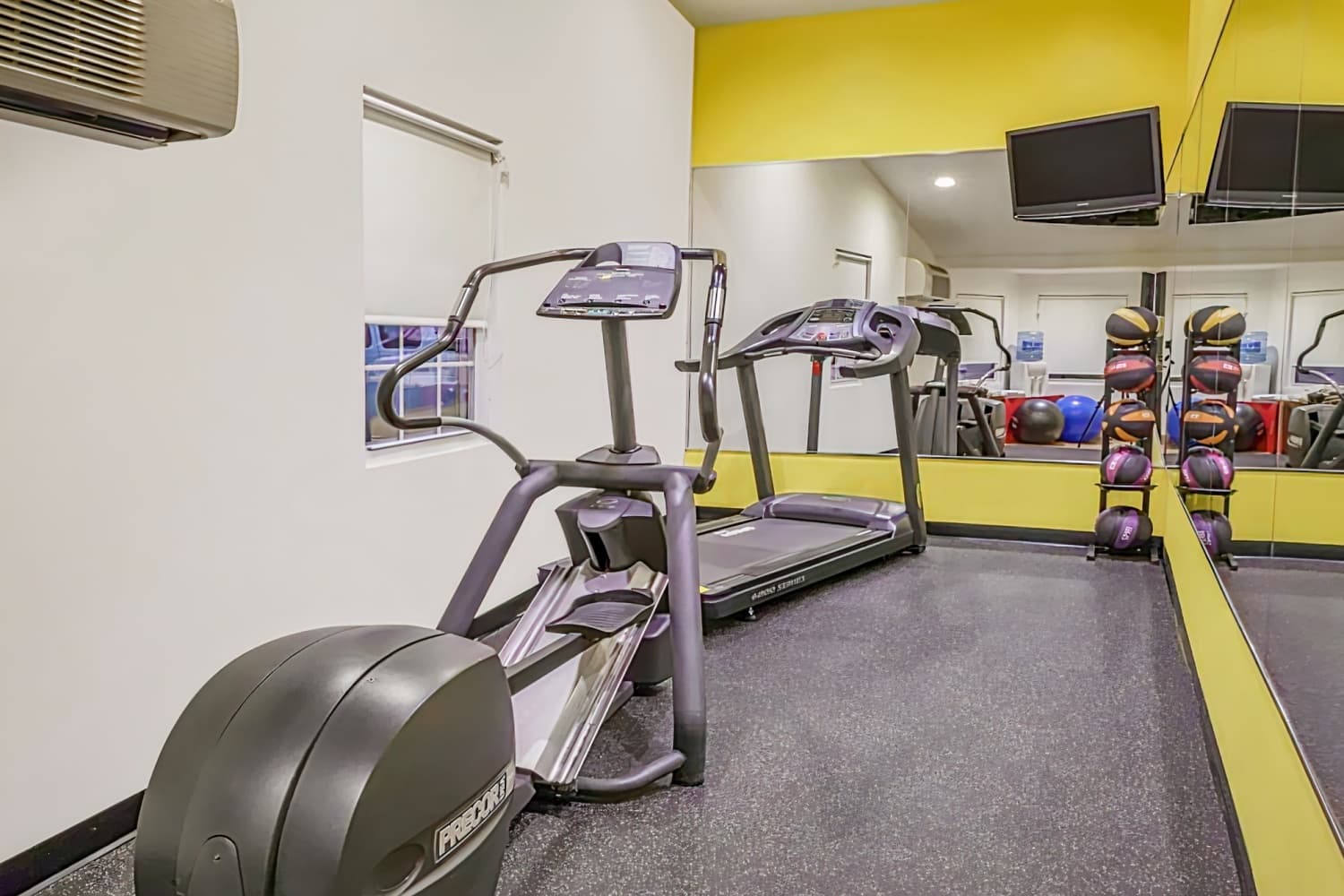 Days Inn by Wyndham Woodbury Long Island