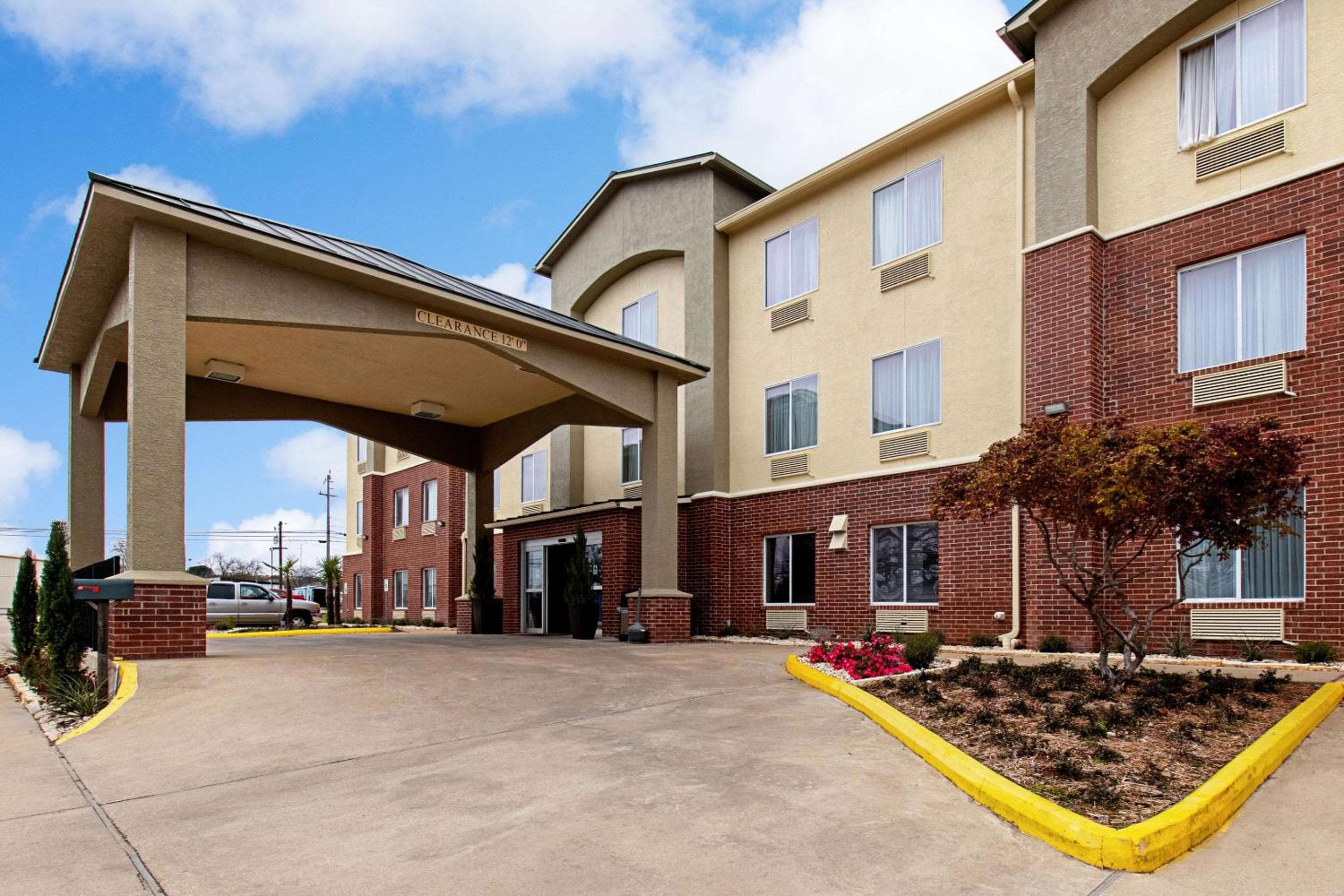 Comfort Inn & Suites and Suites Fredericksburg