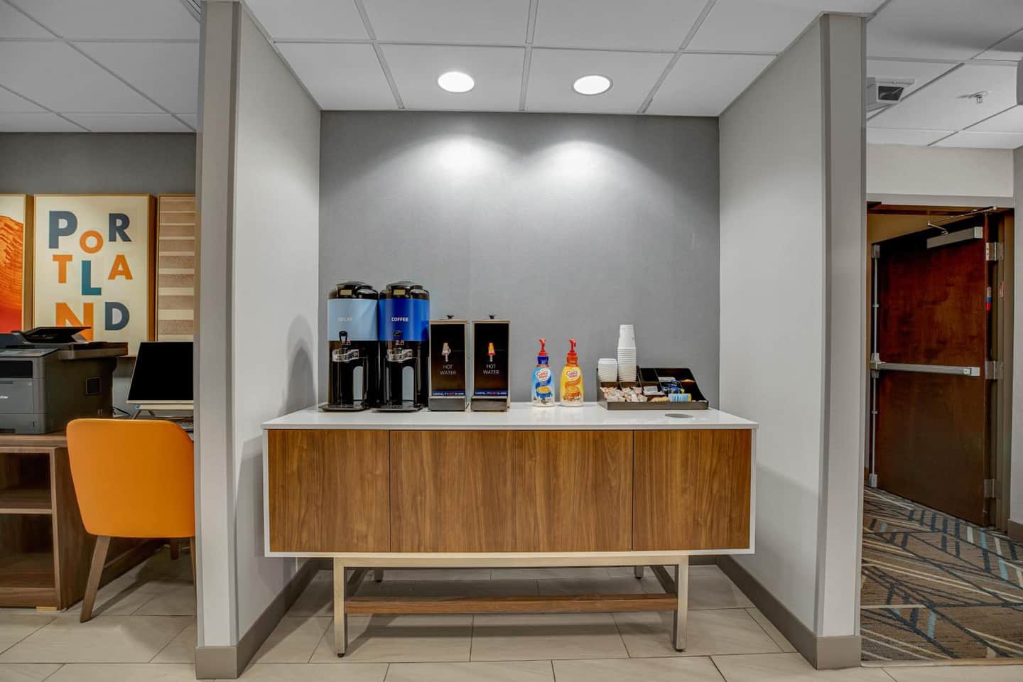 Holiday Inn Express Hotel & Suites Portland - Jantzen Beach, an IHG Hotel