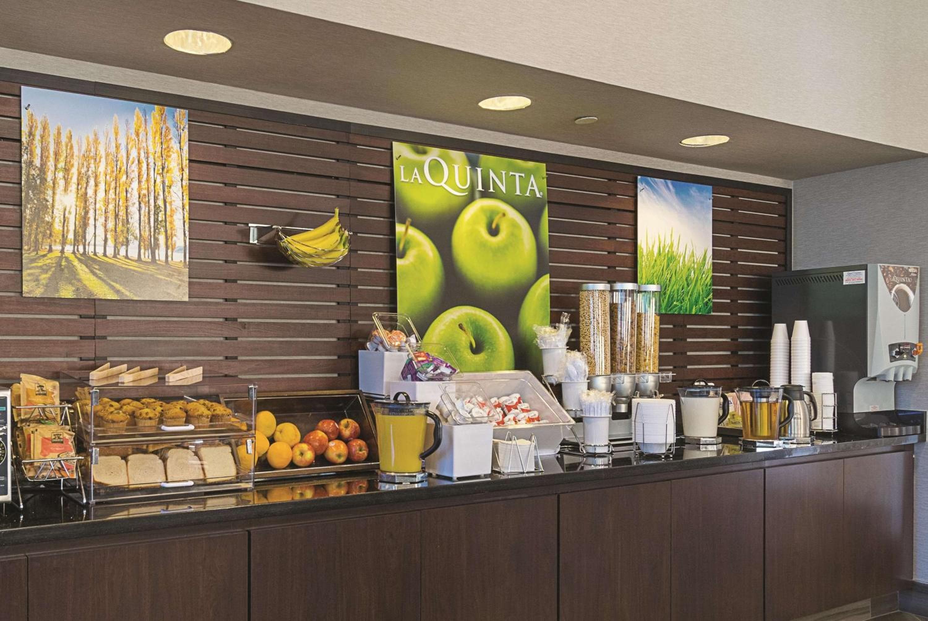 La Quinta Inn & Suites by Wyndham Ontario Airport