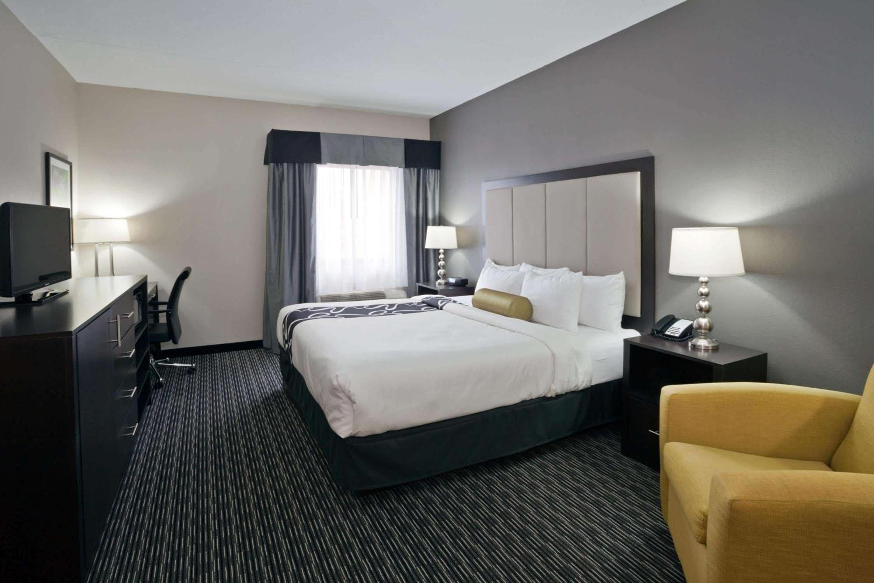 La Quinta Inn & Suites by Wyndham Detroit Metro Airport