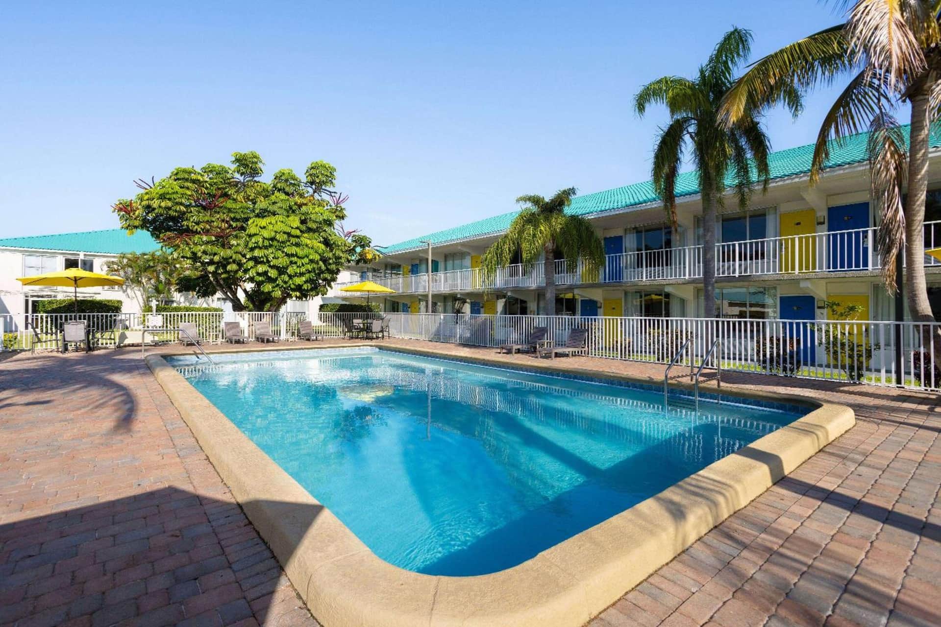 Days Inn & Suites by Wyndham Fort Pierce Midtown