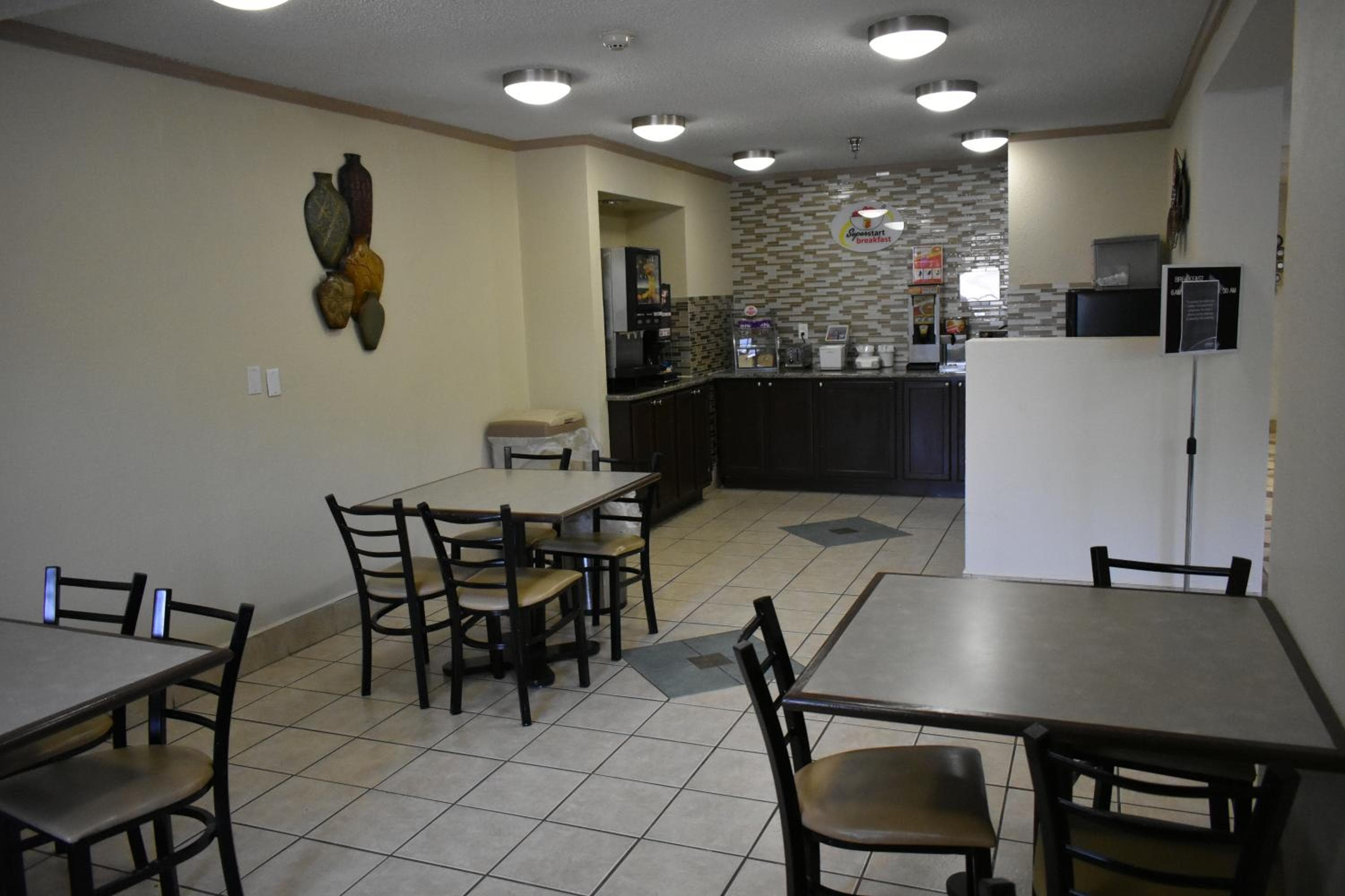 Super 8 by Wyndham Maumee Perrysburg Toledo Area