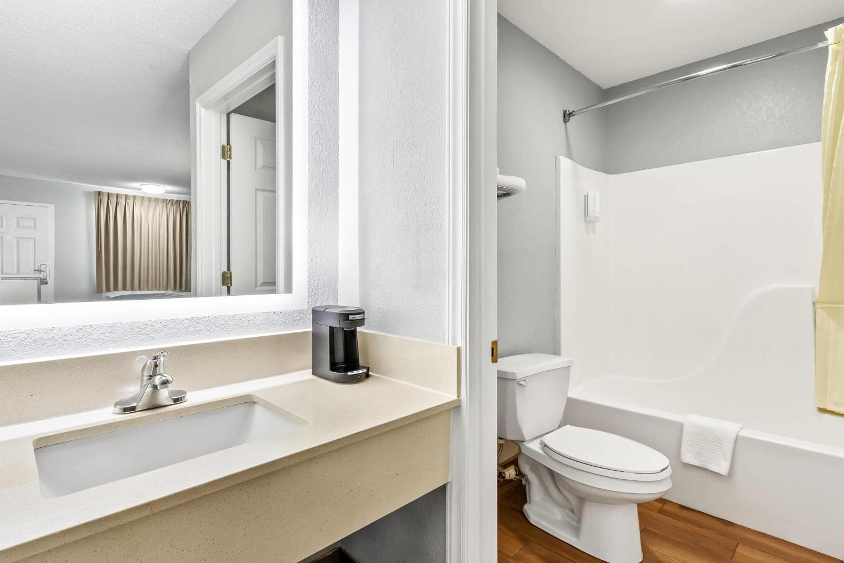 Econo Lodge Inn & Suites Cayce I-26 Airport