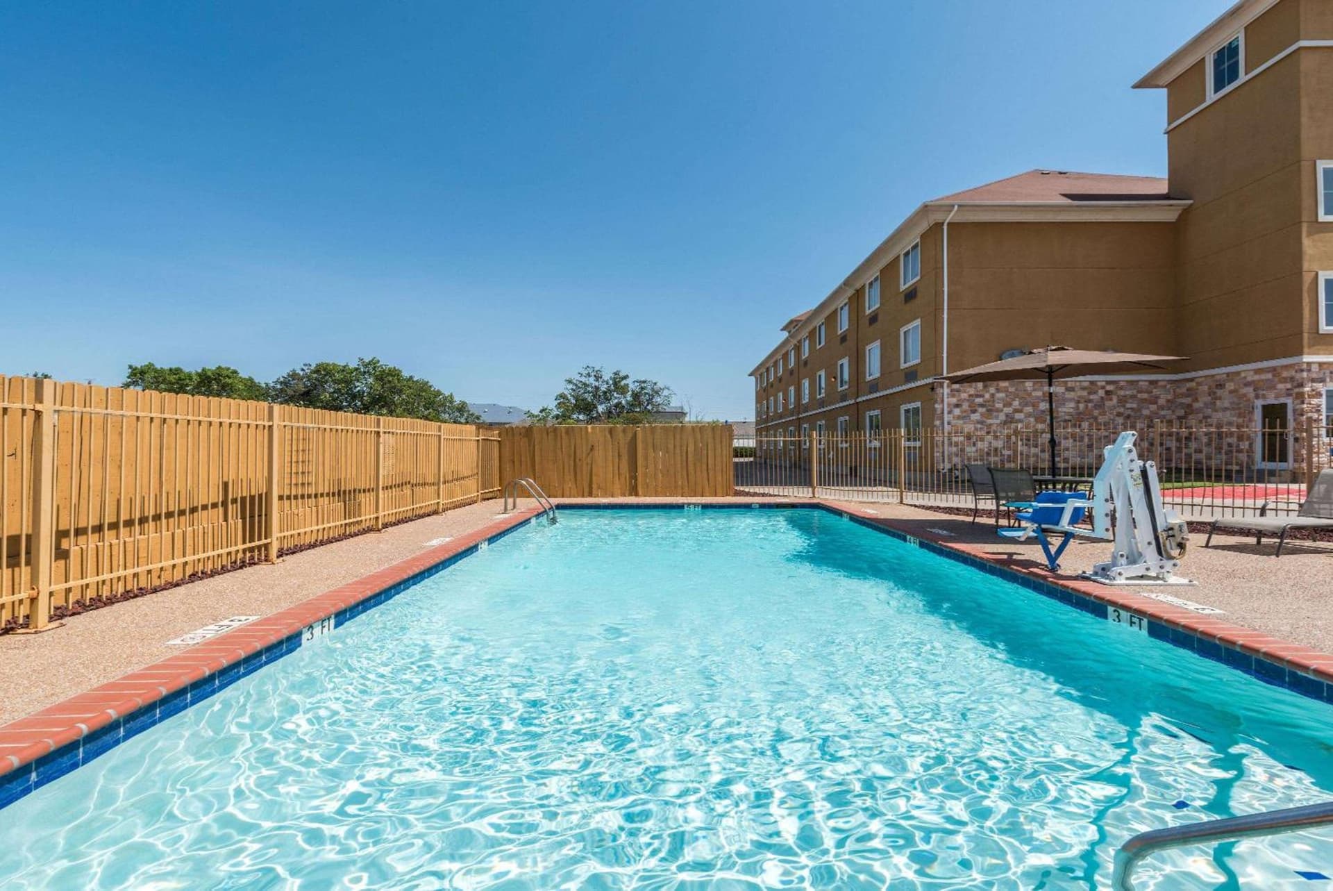 Days Inn & Suites by Wyndham Cleburne TX